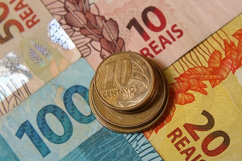 Brasil à beira do colapso fiscal? Para conter dívida, país precisaria de superávit 4 vezes maior que a meta